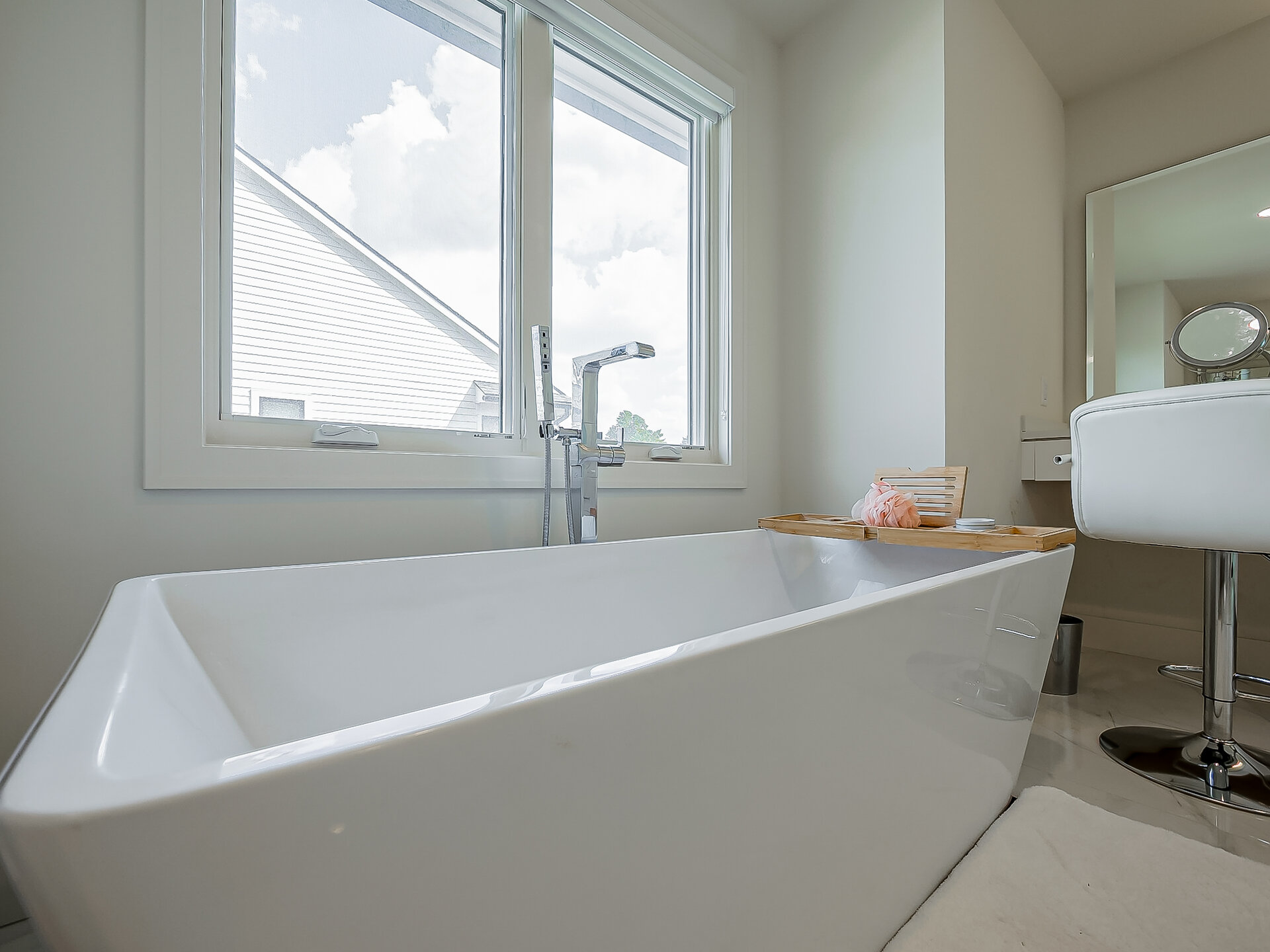 Freestanding tub detail