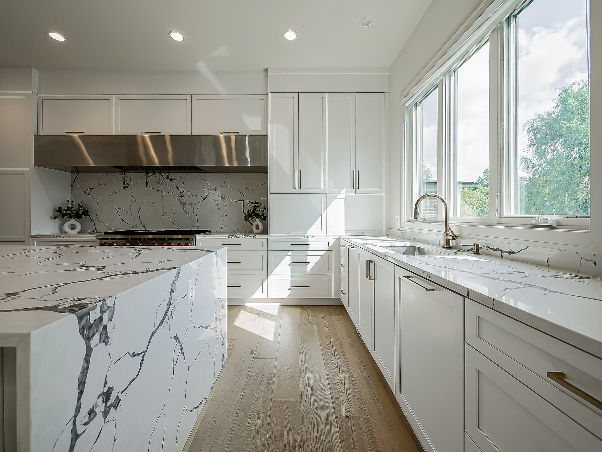 Kitchen sink and waterfall edge